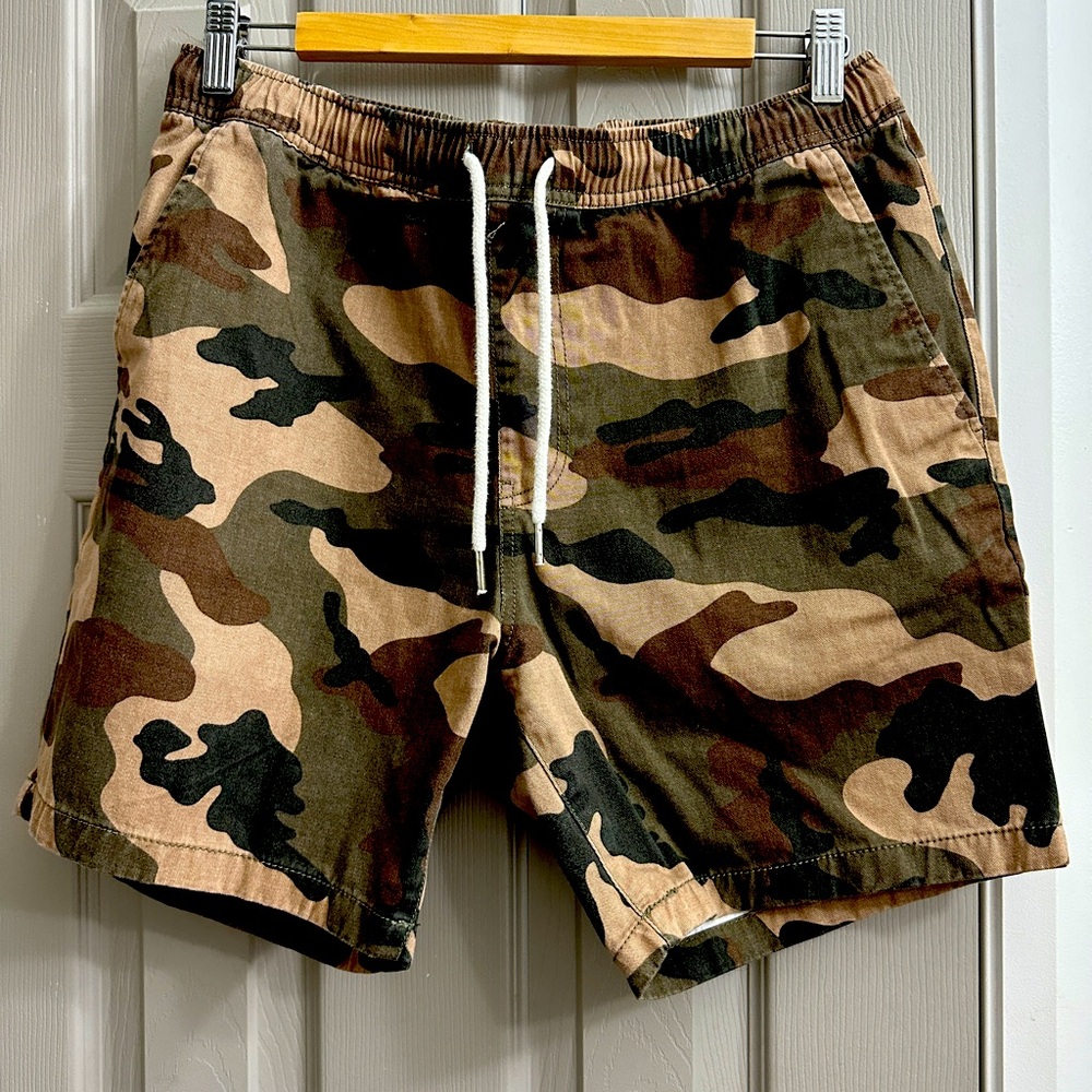 Forever 21 Camo Shorts Size M